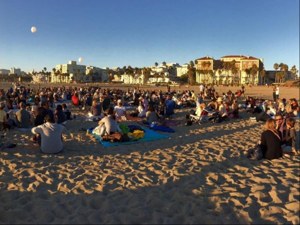 MindTravel - beach attendees