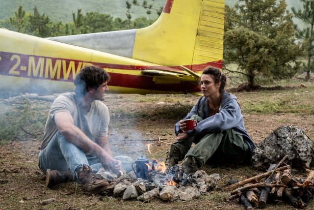 Elordi and Qualley next to a plane